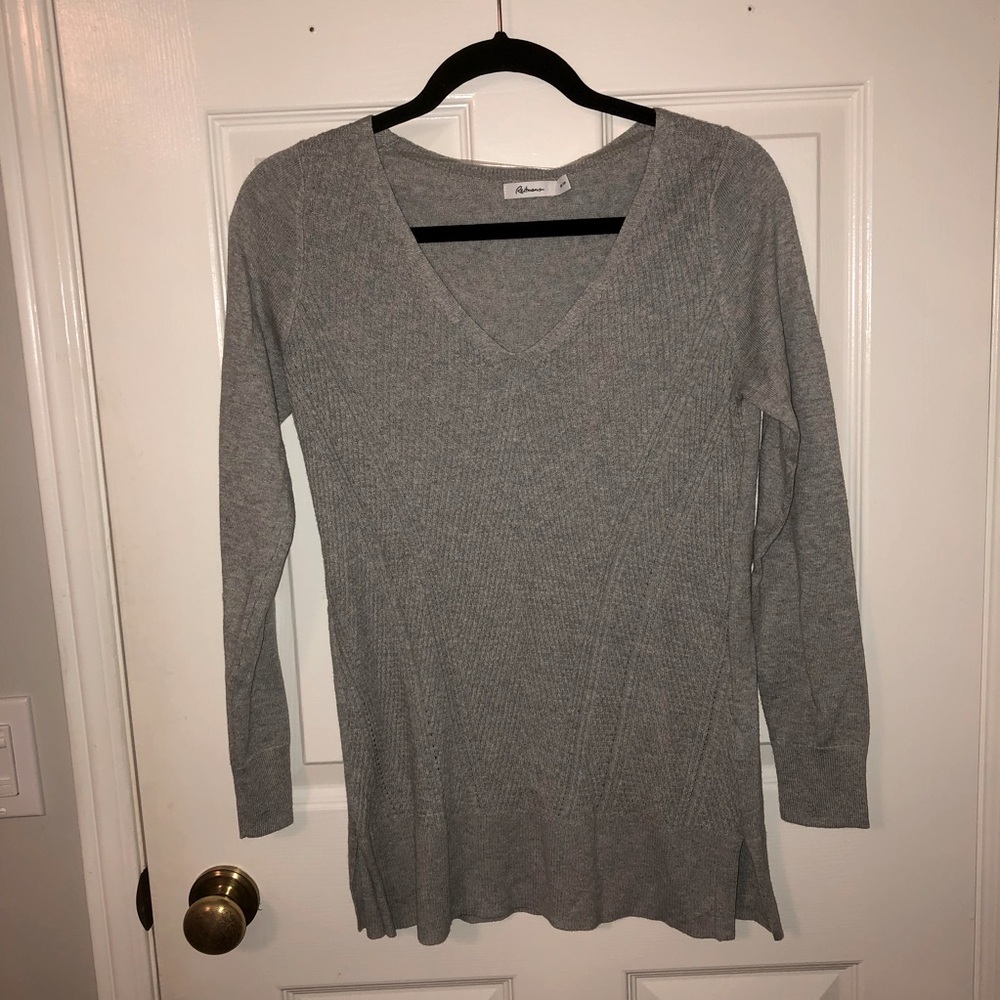 Brand new w/tags Reitmans light grey knit tunic length vneck sweater size XS